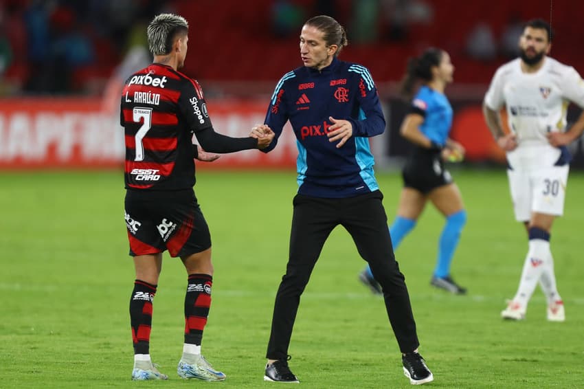 Filipe Luís com Luiz Araújo (Foto: Gilvan de Souza/Flamengo)