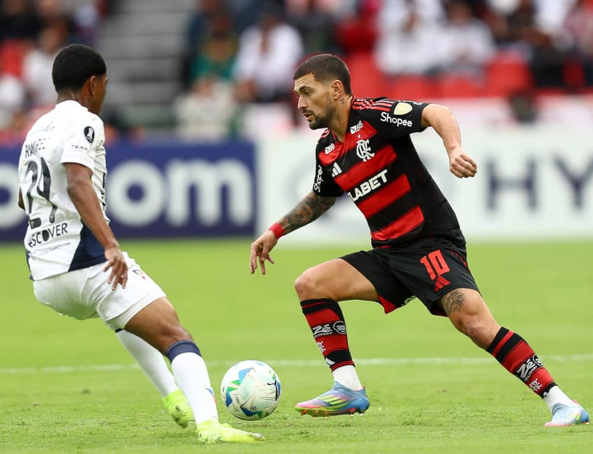 Arrascaeta durante a partida contra a LDU (Foto: Gilvan de Souza/Flamengo)