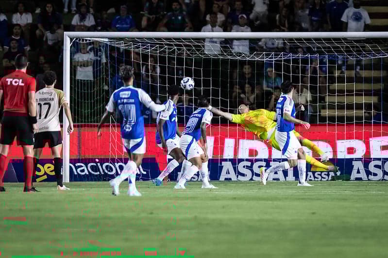 Goleiro Cássio, do Cruzeiro, defende cabeçada de Coutinho (Foto: Gustavo Aleixo/Cruzeiro)