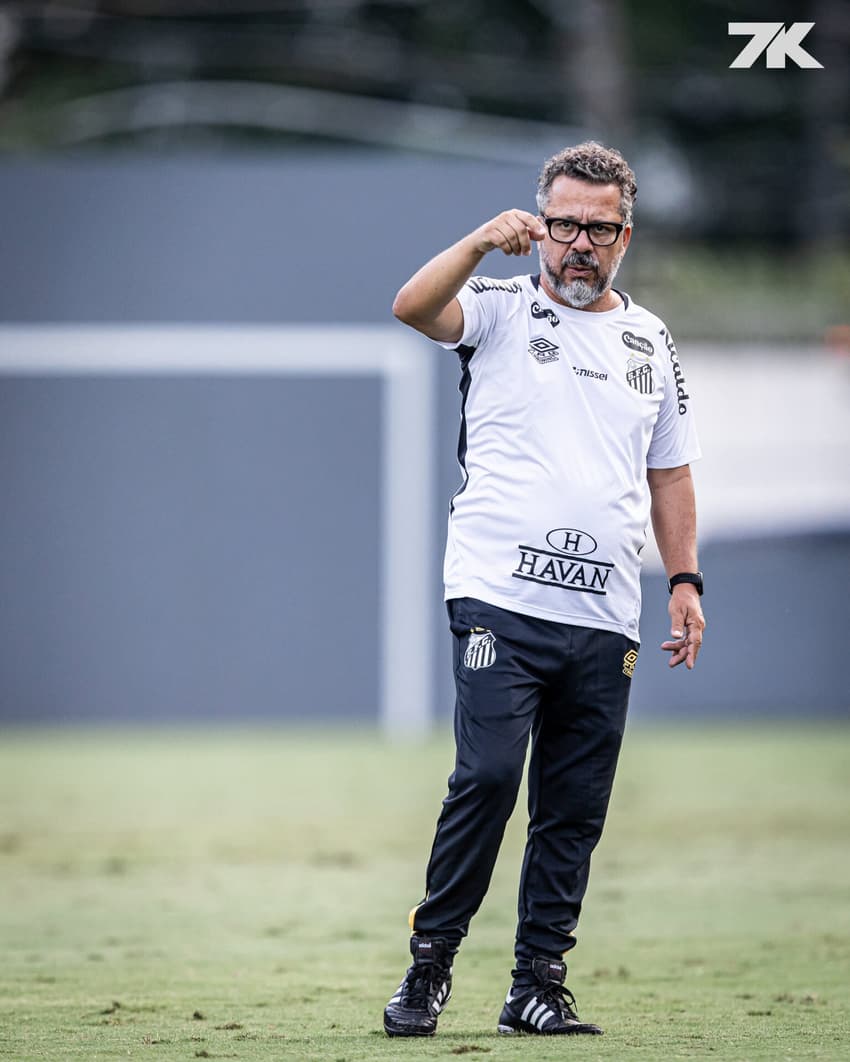 Cléber Xavier comanda treino CT Rei Pelé