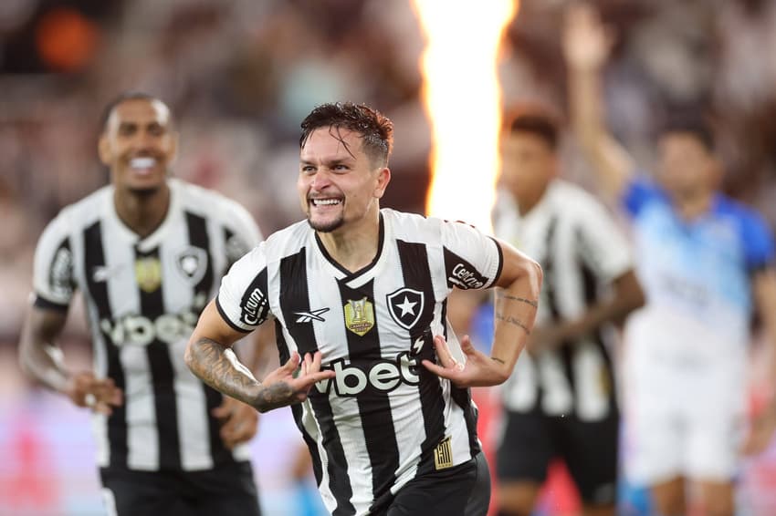 Em sua estreia na atual edição da Copa do Brasil, no duelo de ida da terceira fase, o Botafogo goleou o Capital-DF por 4 a 0 nesta quarta-feira (30), no Estádio Nilton Santos