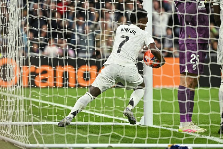 Vini Jr marca em Real Madrid x Valencia. (Foto: Javier Soriano / AFP)