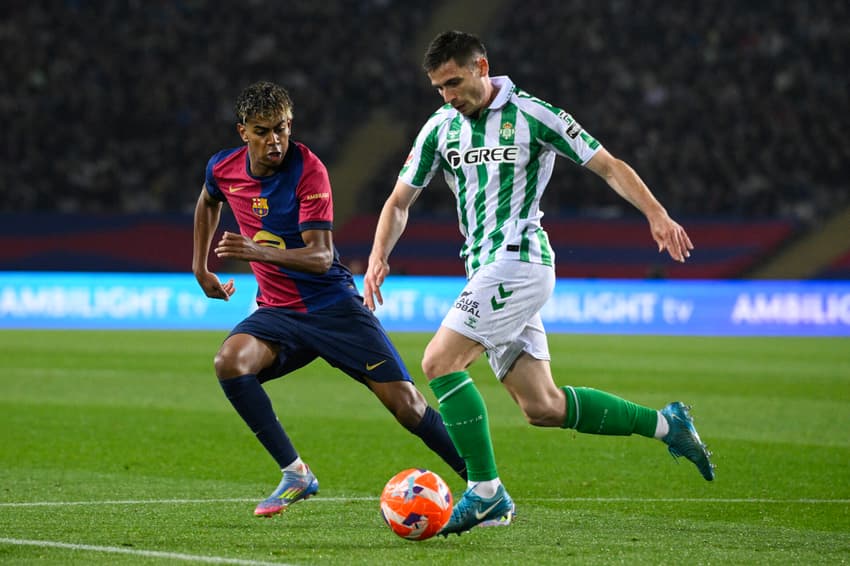 Lamine Yamal em ação durante jogo entre Barcelona e Real Betis no Campeonato Espanhol (Foto: Josep LAGO / AFP)
