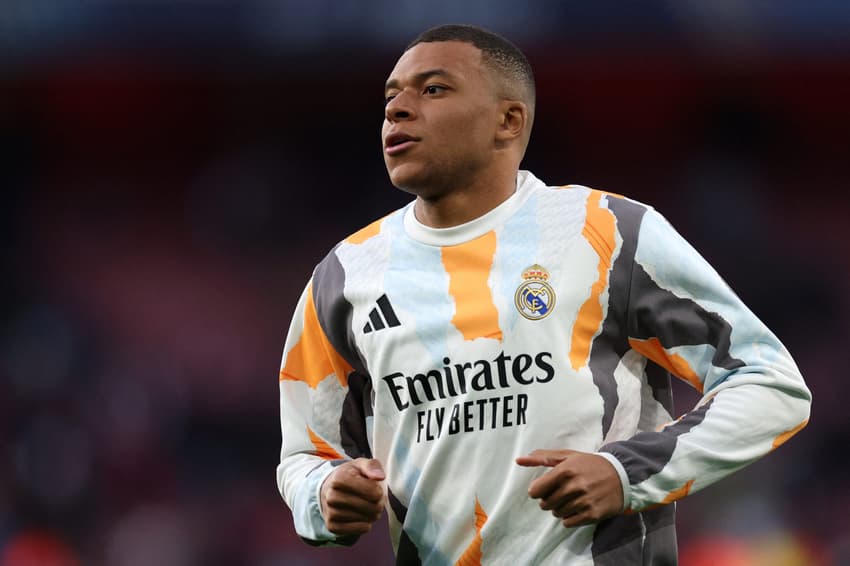 Mbappé se aquece antes de Arsenal x Real Madrid