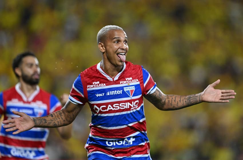 Deyverson comemora gol do Fortaleza contra o Bucaramanga