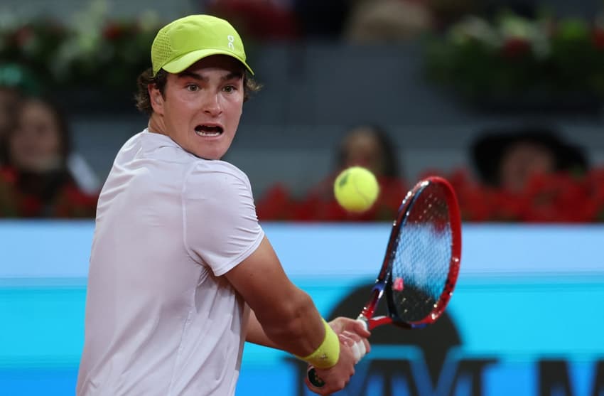 João Fonseca devolve a bola na partida contra Tommy Paul em Madri (Thomas COEX / AFP)