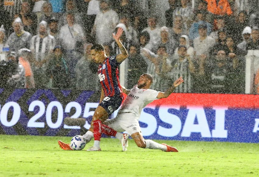 Guilherme foi o artilheiro do Santos no Paulistão 2025 com 10 gols. (Foto: Mauricio De Souza/AGI)