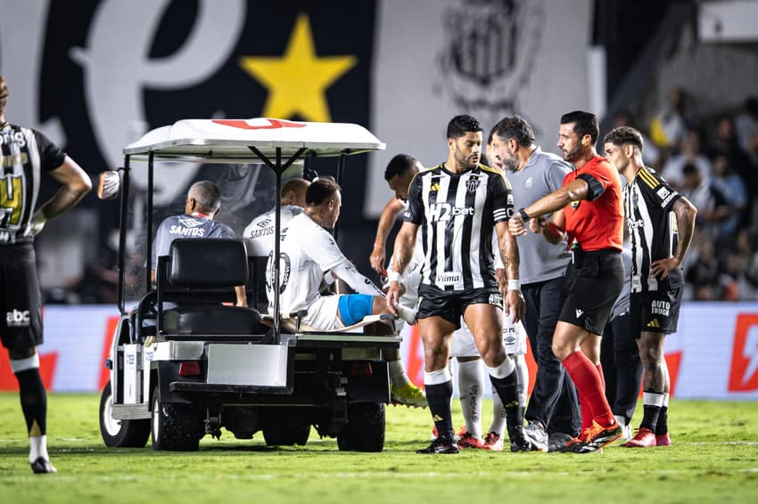 Neymar sente lesão na Vila Belmiro