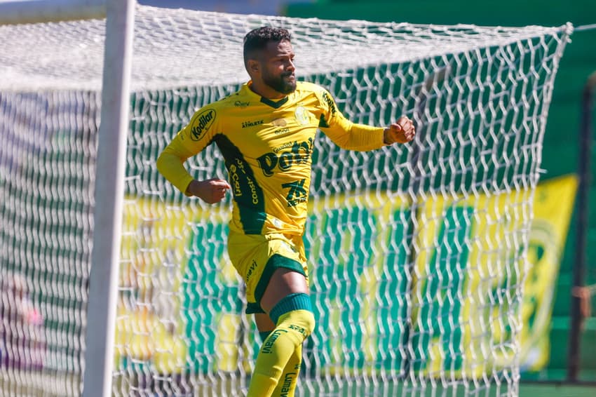 Reinaldo está em alta no Mirassol (Foto: Luiz Erbes/AGIF)