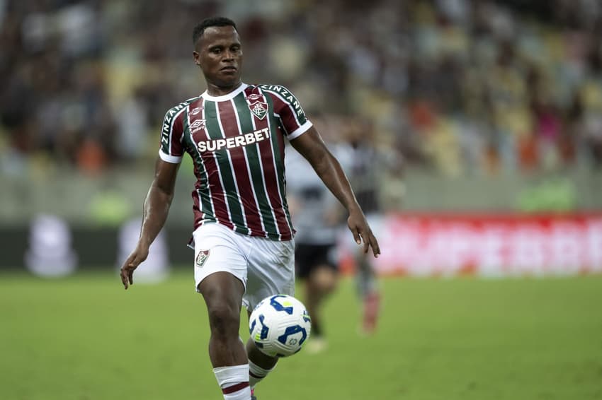 Jhon Arias pediu oênalti no segundo tempo de Fluminense x Vitória (Foto: Jorge Rodrigues/AGIF)