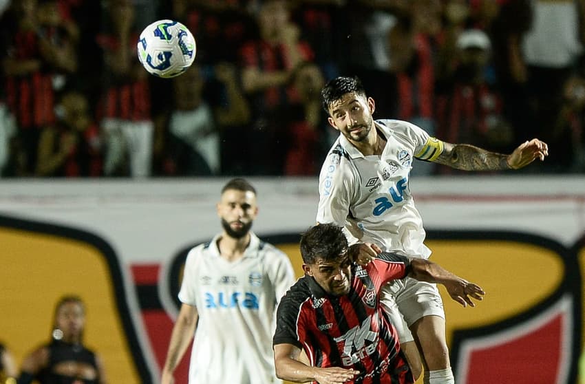 Villasanti e Ronald disputam bola pelo alto Foto: Jhony Pinho/AGIF