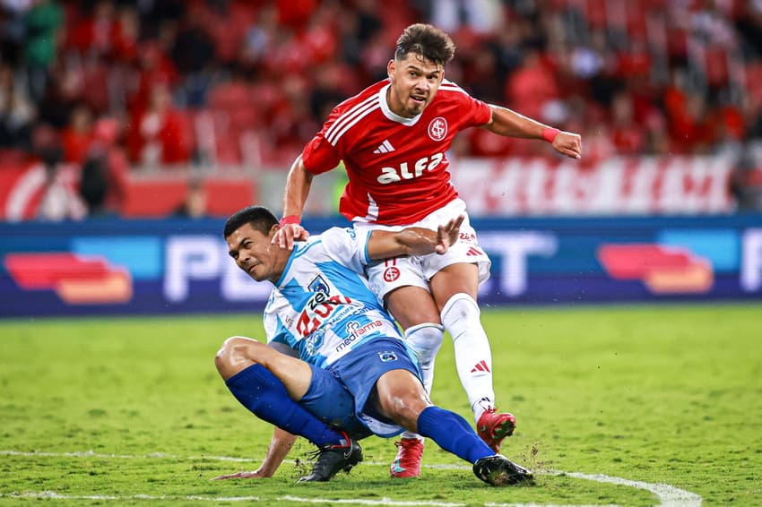 Óscar Romero e Wendel disputam a bola