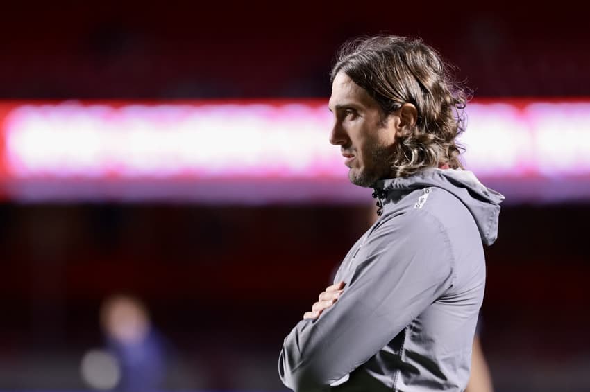 Luís Zubeldía na beira do gramado do São Paulo