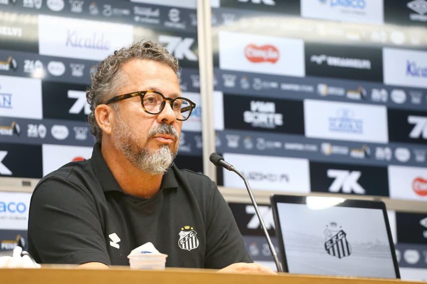 Cléber Xavier em apresentação na Vila Belmiro