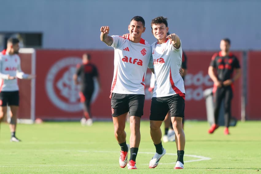 Treino do Internacional - Aguirre (E) e Bernabei (D) (Foto: Ricardo Duarte/SC Internacional)