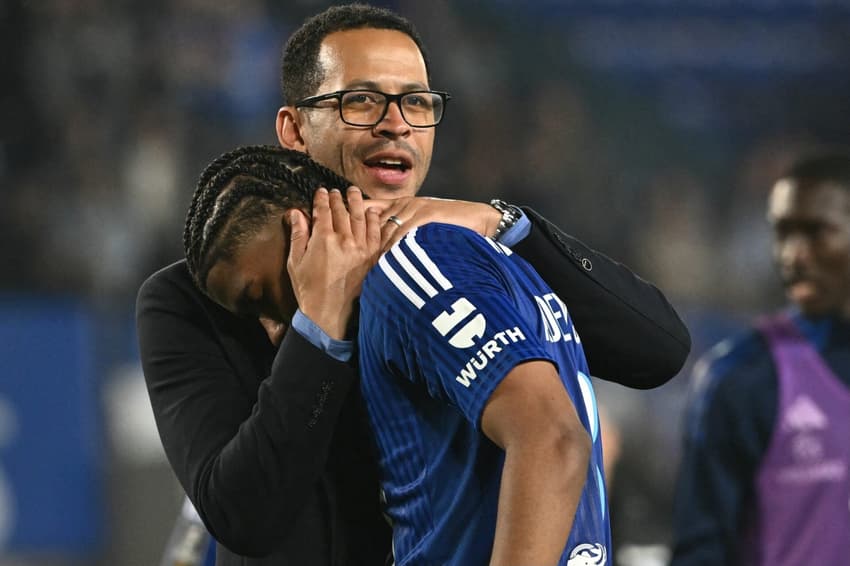 Andrey Santos é abraçado por Liam Rosenior, técnico do Strasbourg
