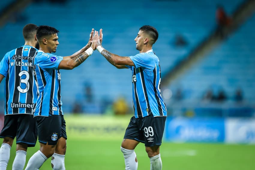 Cristian Olivera comemora com Arezo o gol na vitória do Grêmio sobre o Atlético Grau-PER, pela Copa Sul-Americana. (Foto: Lucas Uebel/Grêmio FBPA)