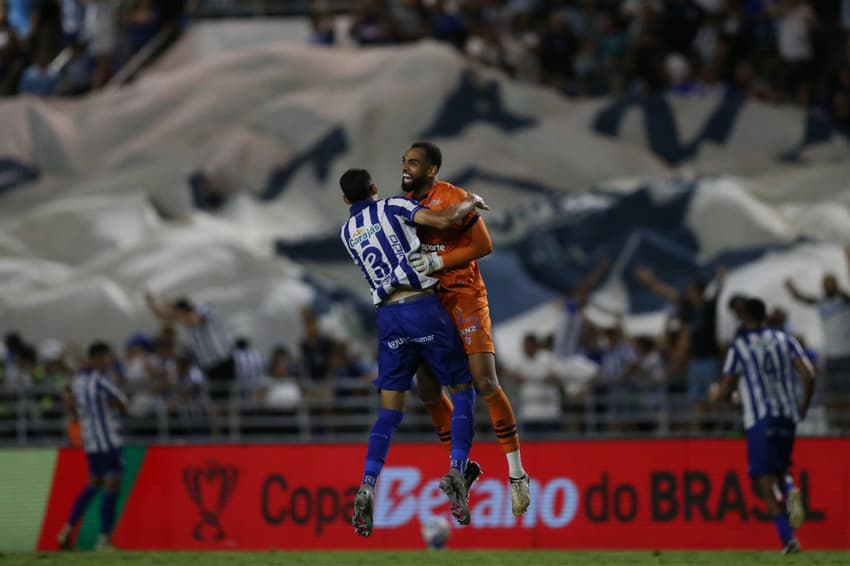 Brayan comemora seu gol em CSA x Grêmio, no Estádio Rei Pelé, pela Copa do Brasil 2025 (foto: Marlon Costa/AGIF).