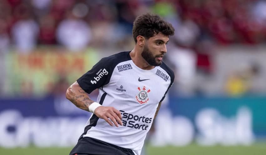 Yuri alberto vestindo a camisa do Corinthians durante jogo de futebol