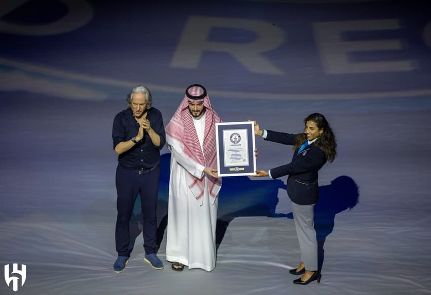 Jorge Jesus ao lado do certificado recebido do Guinness Book pela maior série de vitórias consecutivas com o Al-Hilal