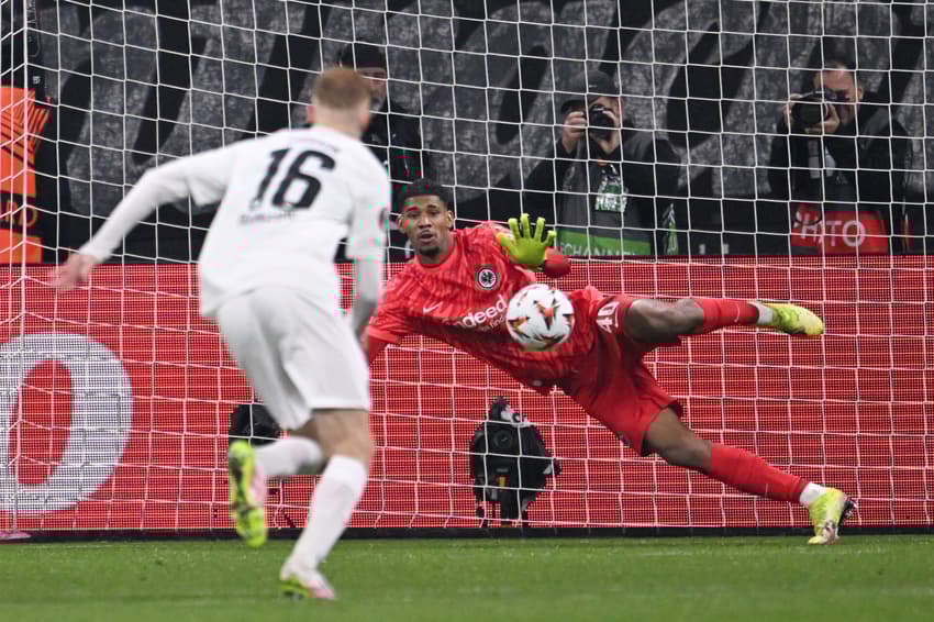 Kauã Santos em ação pelo Frankfurt no jogo contra o Tottenham, pela Europa League