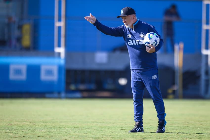 Mano Menezes em treinamento do Grêmio. (Foto: Lucas Uebel/Grêmio FBPA)