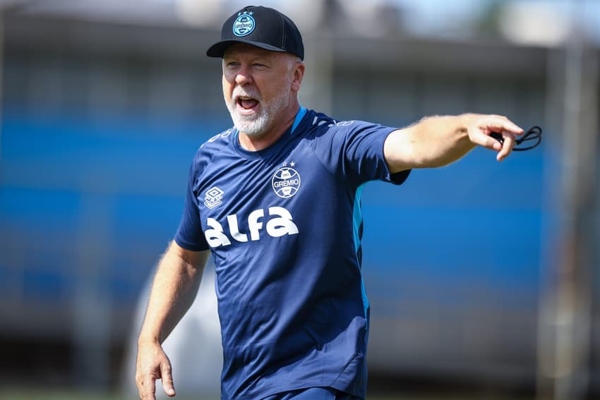 Mano Menezes orienta jogadores em treinamento do Grêmio. (Foto: Lucas Uebel/Grêmio FBPA)