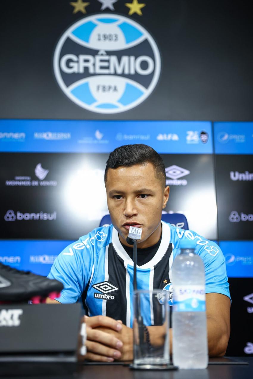 Marlon em entrevista coletiva de apresentação no Grêmio. (Foto: Lucas Uebel/Grêmio FBPA)
