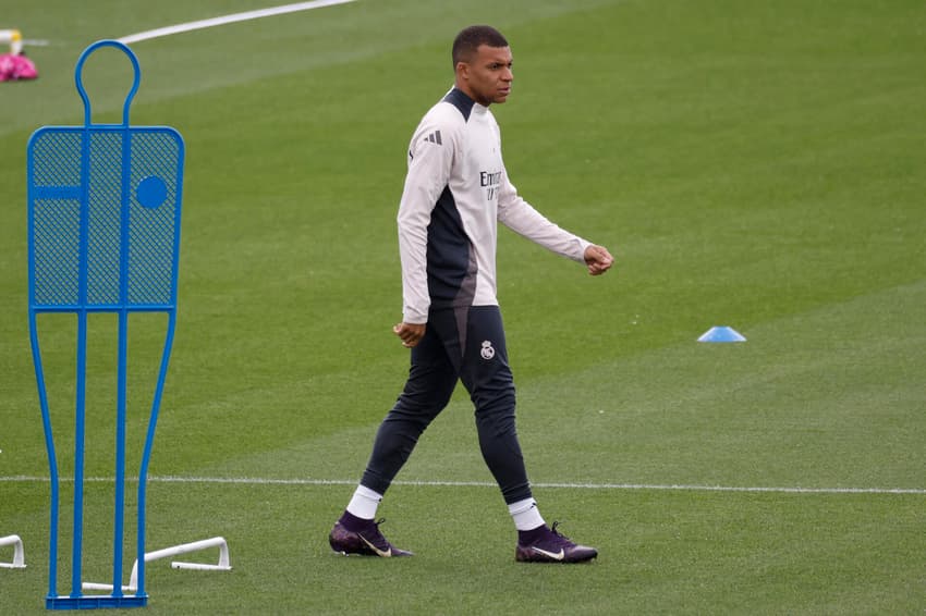 Mbappé em treino do Real Madrid na véspera do jogo contra o Arsenal