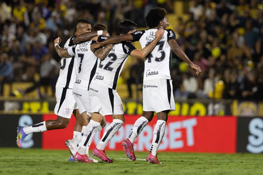 Hector Hernandez comemora seu gol em Novorizontino x Corinthians, no estádio Jorge Ismael de Biasi, pela Copa do Brasil 2025 (foto: Joisel Amaral/AGIF).