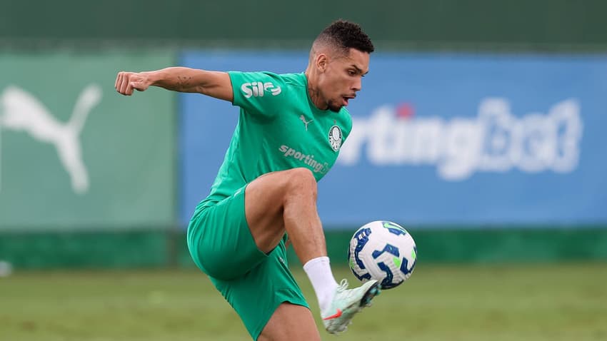 Paulinho treina na Academia de Futebol do Palmeiras