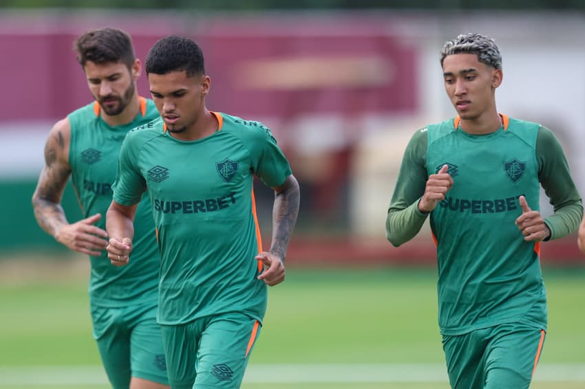 Riquelme Felipe e Isaque correndo em campo no treino do Fluminense