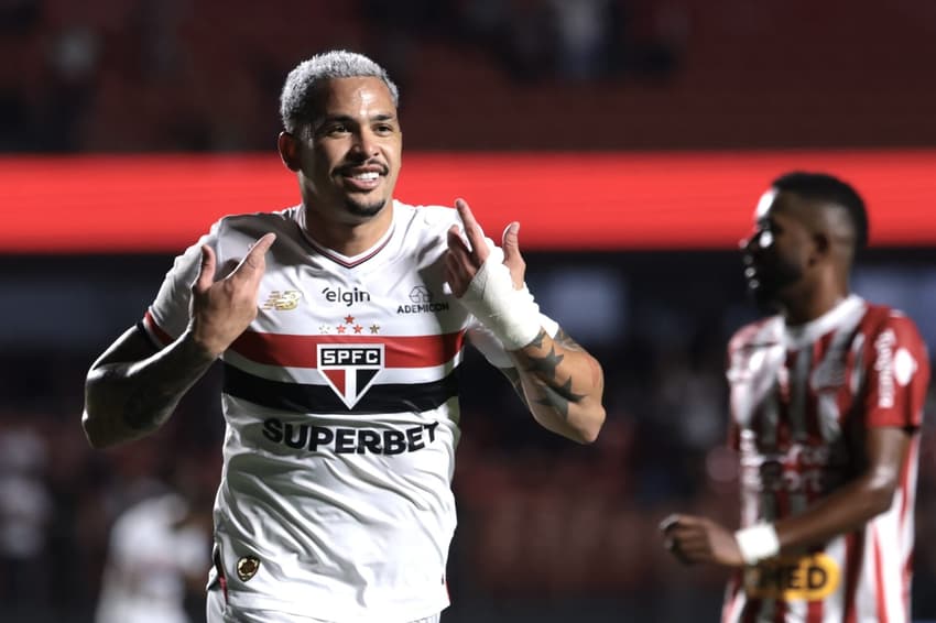 Luciano comemora seu gol em São Paulo x Náutico, no Morumbis, pela Copa do Brasil. (foto: Marcello Zambrana/AGIF)