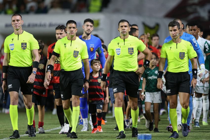 Bruno Arleu de Araujo, árbitro de Sport x Palmeiras, na Ilha do Retiro, pelo Brasileirão. (Foto: Marlon Costa/AGIF)
