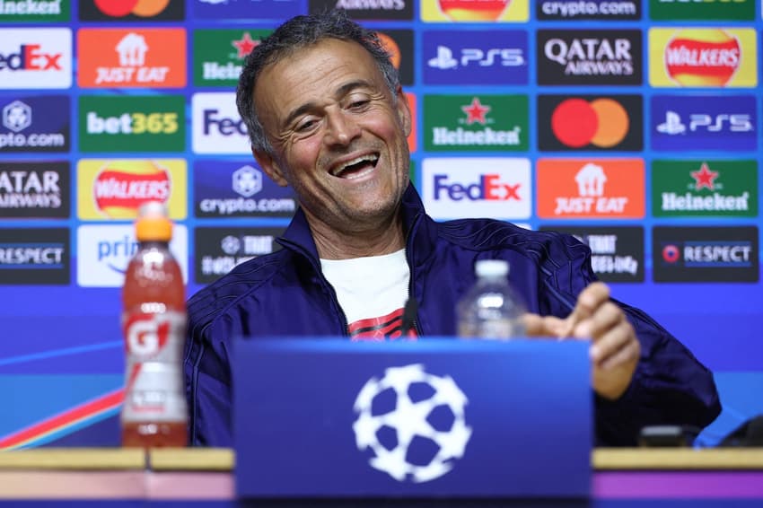 Técnico do PSG, Luis Enrique sorri durante coletiva na véspera do jogo da Champions contra o Aston Villa