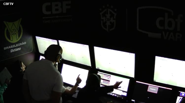 VAR Flu x Vitória