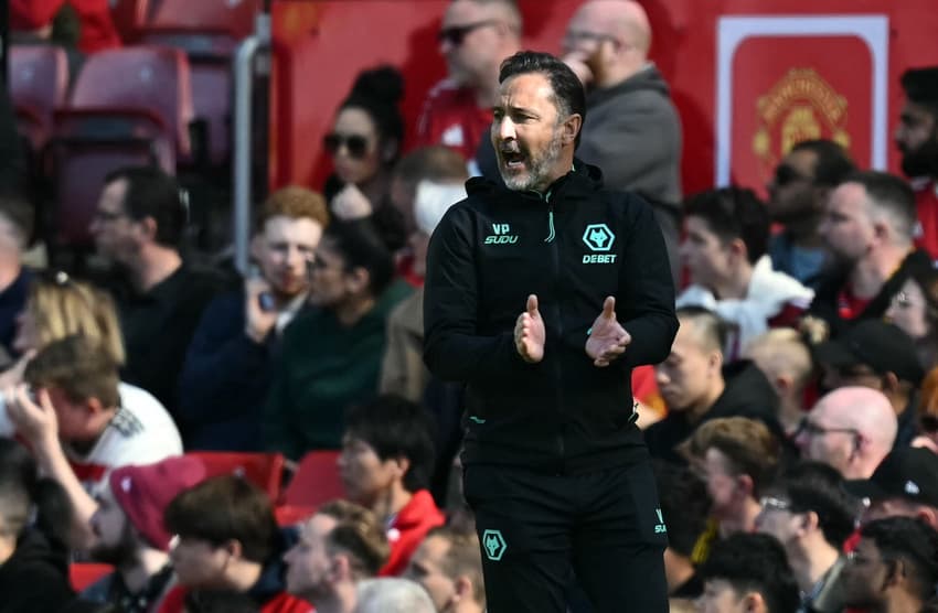 Vitor Pereira incentiva jogadores do Wolverhampton em jogo contra o Manchester United, pela Premier League