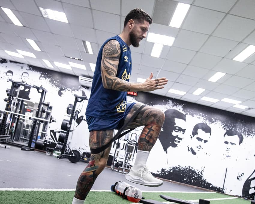 Zé Rafael se recuperou de uma lesão na coluna e deve iniciar a transição no gramadoo. Jogador está próximo da estreia pelo Santos. (Foto: Raul Baretta/Santos FC)