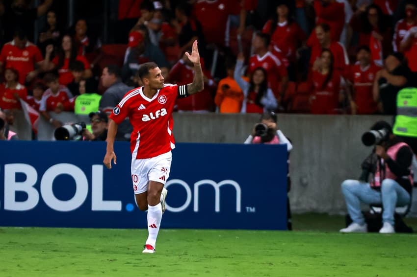 Alan Patrick comemora seu gol contra o Atlético Nacional pela Libertadores
