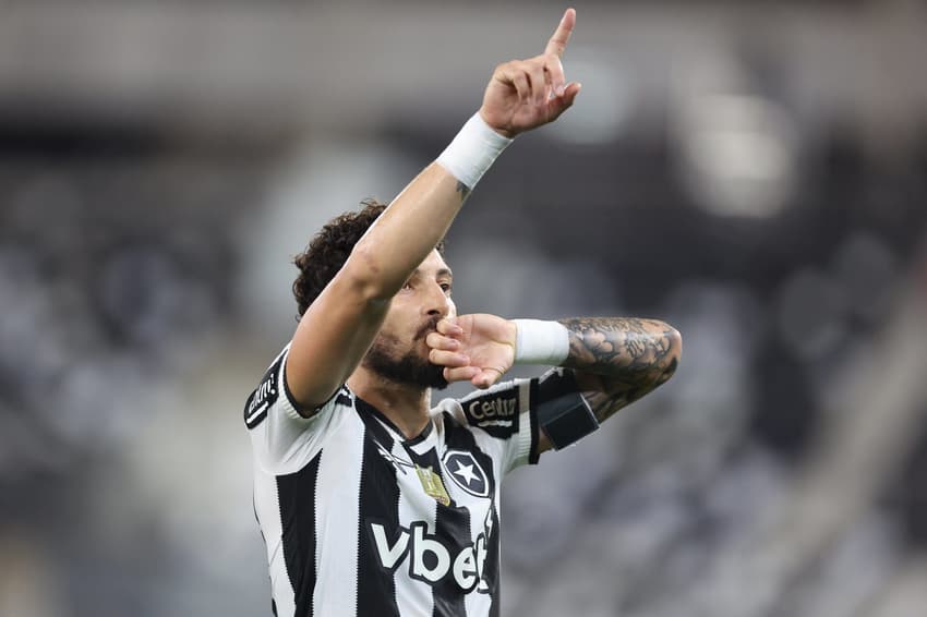 Alex Telles comemorando gol pelo Botafogo (Foto: Vítor Silva/Botafogo)