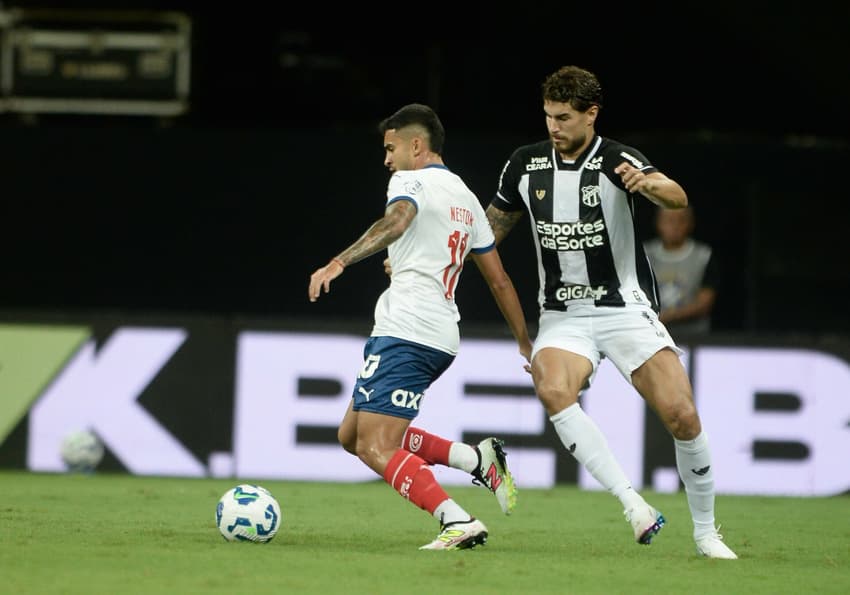 Rodrigo Nestor, do Bahia, disputa lance com Pedro Raul, do Ceará, na Fonte Nova, pelo Brasileirão