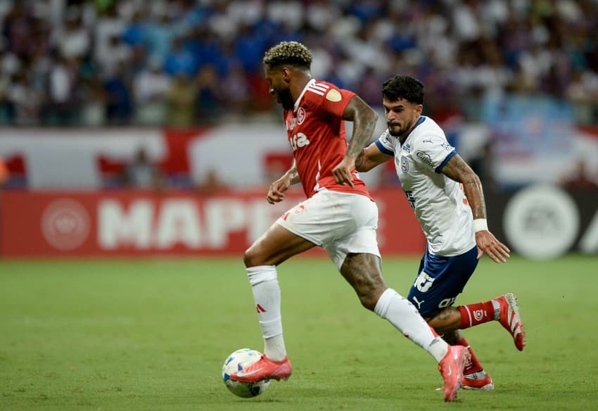 Cauly, do Bahia, disputa lance com Wesley, do Internacional, durante partida na Fonte Nova pela Libertadores
