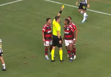 Bruno Henrique recebe cartão amarelo suspeito em jogo contra o Santos (Foto: Reprodução / Premiere)