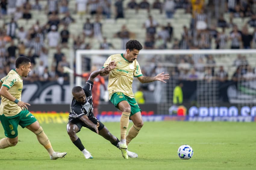 Lucas Evangelista, do Palmeiras, durante partida contra o Ceará na Arena Castelão, pela Copa do Brasil