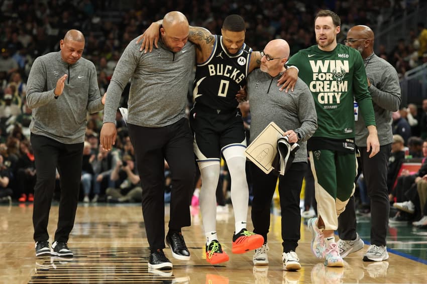 Damian Lillard, do Bucks, foi carregado após lesão contra Pacers pelos playoffs da NBA (Foto: Stacy Revere/Getty Images/AFP)