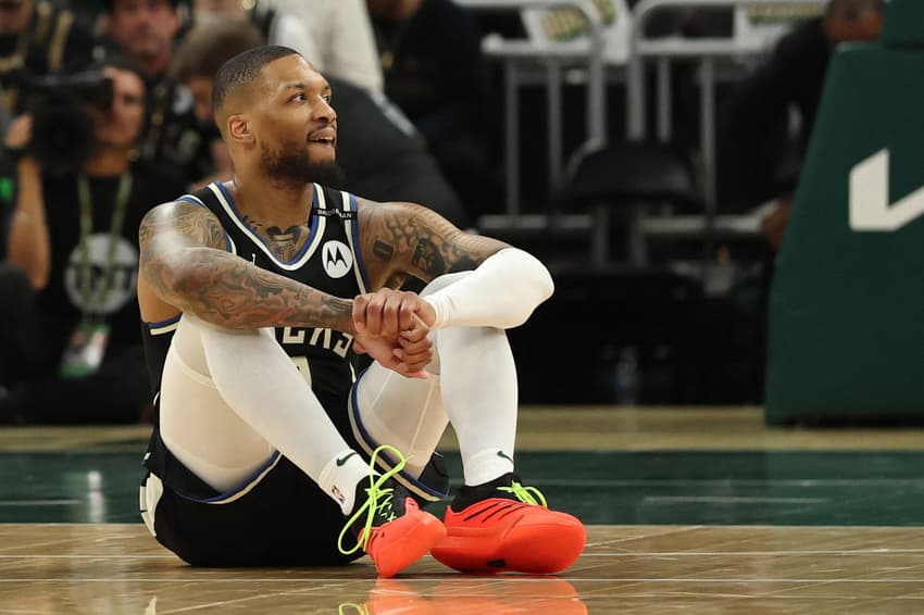 Dupla de Antetokounmpo, Damian Lillard após nova lesão durante jogo do Bucks (Foto: Stacy Revere/Getty Images/AFP)