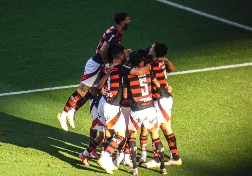 Jogadores do Flamengo comemoram primeiro gol diante do Corinthians