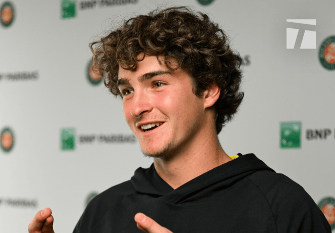 João Fonseca durante entrevista em Roland Garros (Tennis Channel)