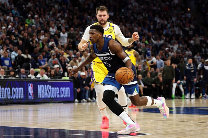 Anthony Edwards, do Timberwolves, em ação contra Luka Doncic, do Lakers, pelos playoffs da NBA (Foto: David Berding/Getty Images/AFP)