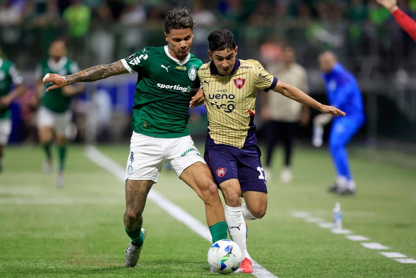 Richard Ríos em ação no jogo do Palmeiras contra o Cerro Porteño na Libertadores